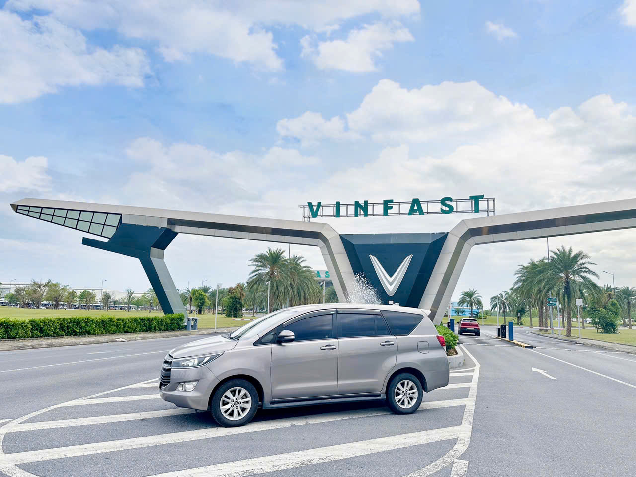 차량임대 렌터카 서비스에 대한 견적을 보내드립니다: 연간 - Toyota Innova
